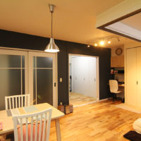 建具を収納してひとつの大きな部屋に変身！以前よりも広く感じますね。