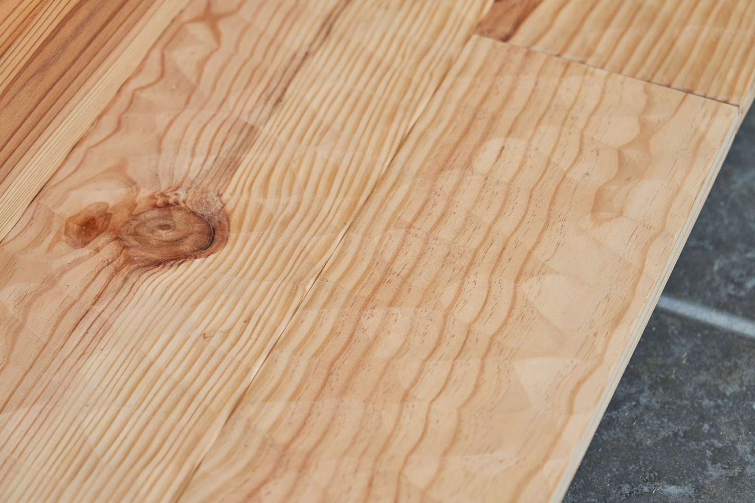 なぐり加工をした式台(しきだい)