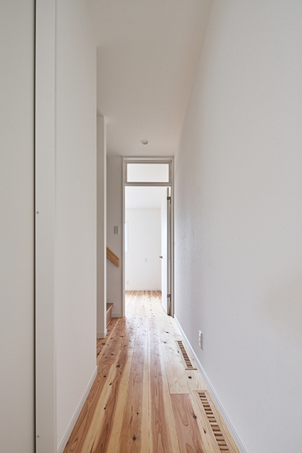 空気が心地よく巡る、床ガラリを設けた住まい