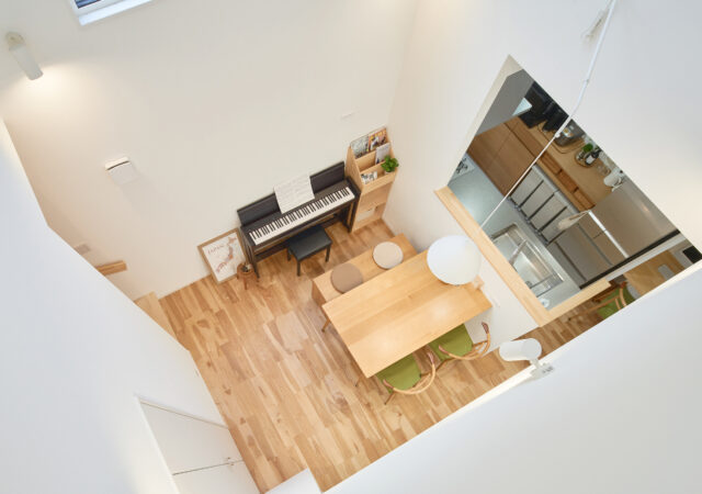 吹き抜けで開放感を叶えた、自然光が広がる20坪のナチュラルな住まい